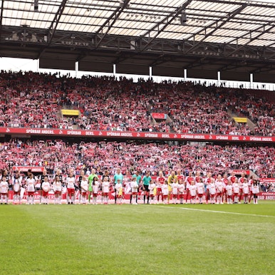 23.04.2023, xcex, GER, Koeln, Rhein-Energie-Stadion, Frauenfussball, 1. Bundesliga, DIE LIGA, FLYERALARM Frauen-Bundesliga Saison 2022/2023, Spieltag 18, SGE, FC, 1. FC Koeln - Eintracht Frankfurt Frauen, die Mannschaften stehen bereit, einlaufen, Teams, Mannschaft, Zuschauerrekord DFL regulations prohibit any use of photographs as image sequences and/or quasi-video *** 23 04 2023, xcex, GER, Koeln, Rhein Energie Stadion, Frauenfussball, 1 Bundesliga, DIE LIGA, FLYERALARM Frauen Bundesliga Saison 2022 2023, Spieltag 18, SGE, FC, 1 FC Koeln Eintracht Frankfurt Frauen, die Mannschaften stehen bereit, einlaufen, teams, Mannschaft, Zuschauerrekord DFL regulations prohibit any use of photographs as image sequences and or quasi video