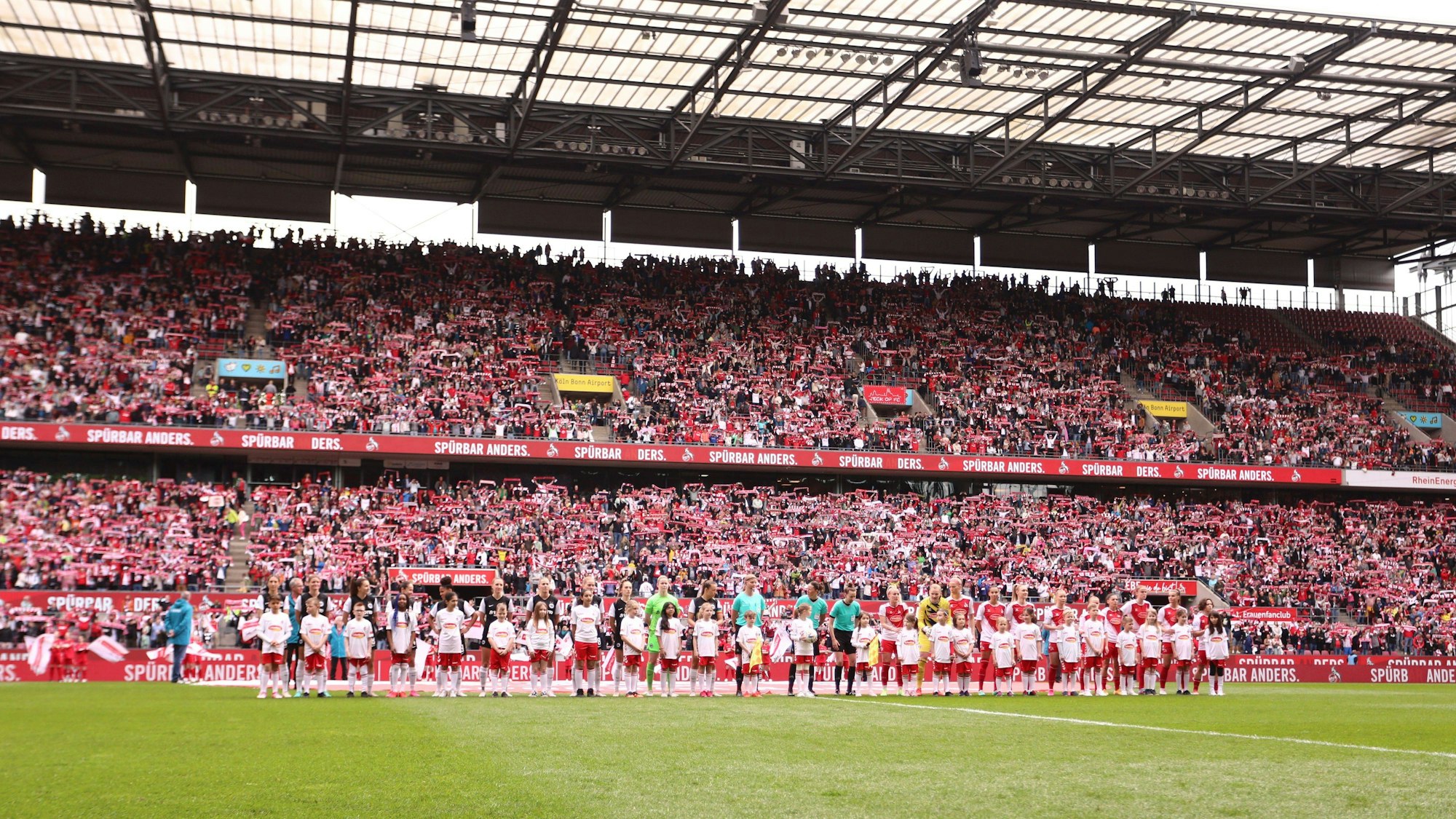 23.04.2023, xcex, GER, Koeln, Rhein-Energie-Stadion, Frauenfussball, 1. Bundesliga, DIE LIGA, FLYERALARM Frauen-Bundesliga Saison 2022/2023, Spieltag 18, SGE, FC, 1. FC Koeln - Eintracht Frankfurt Frauen, die Mannschaften stehen bereit, einlaufen, Teams, Mannschaft, Zuschauerrekord DFL regulations prohibit any use of photographs as image sequences and/or quasi-video *** 23 04 2023, xcex, GER, Koeln, Rhein Energie Stadion, Frauenfussball, 1 Bundesliga, DIE LIGA, FLYERALARM Frauen Bundesliga Saison 2022 2023, Spieltag 18, SGE, FC, 1 FC Koeln Eintracht Frankfurt Frauen, die Mannschaften stehen bereit, einlaufen, teams, Mannschaft, Zuschauerrekord DFL regulations prohibit any use of photographs as image sequences and or quasi video