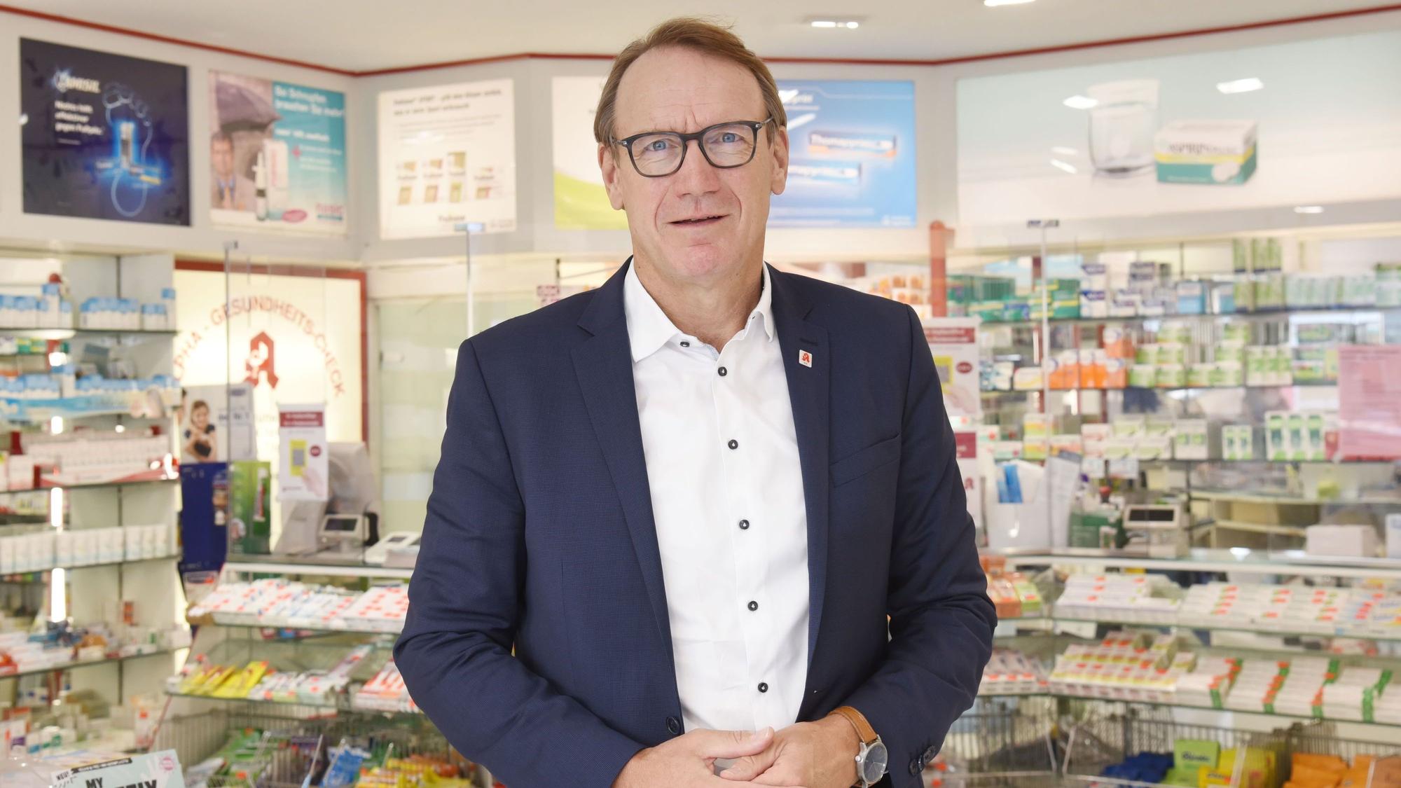 Thomas Preis steht in einer Apotheke
