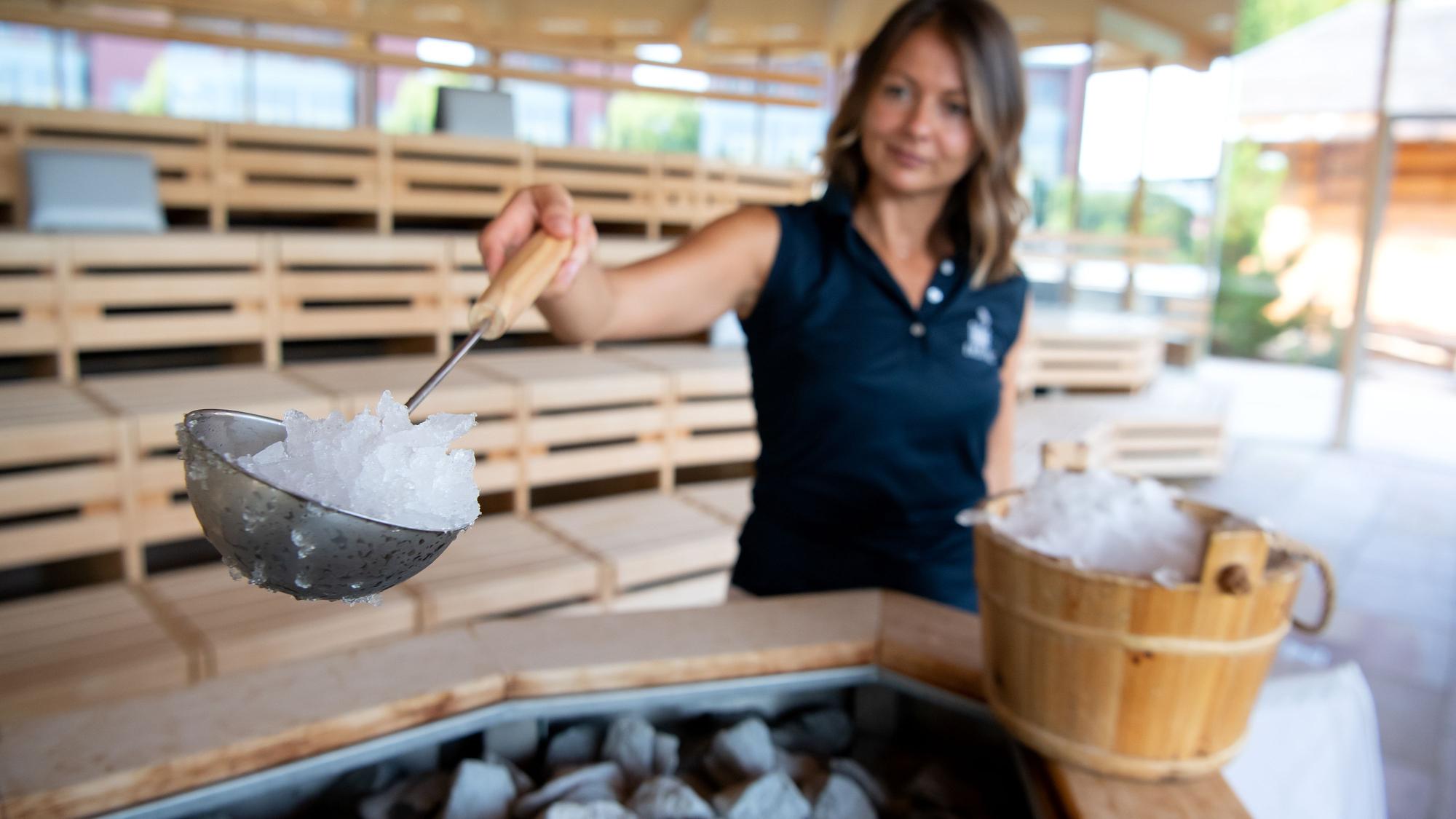 Saunameisterin Susann Knebel demonstriert in der Therme Erding in einer Sauna eine Aufguss-Zeremonie.