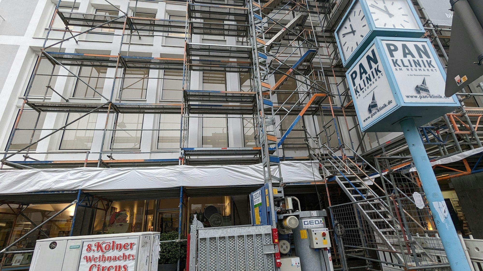 Ein Baugerüst an einem Haus