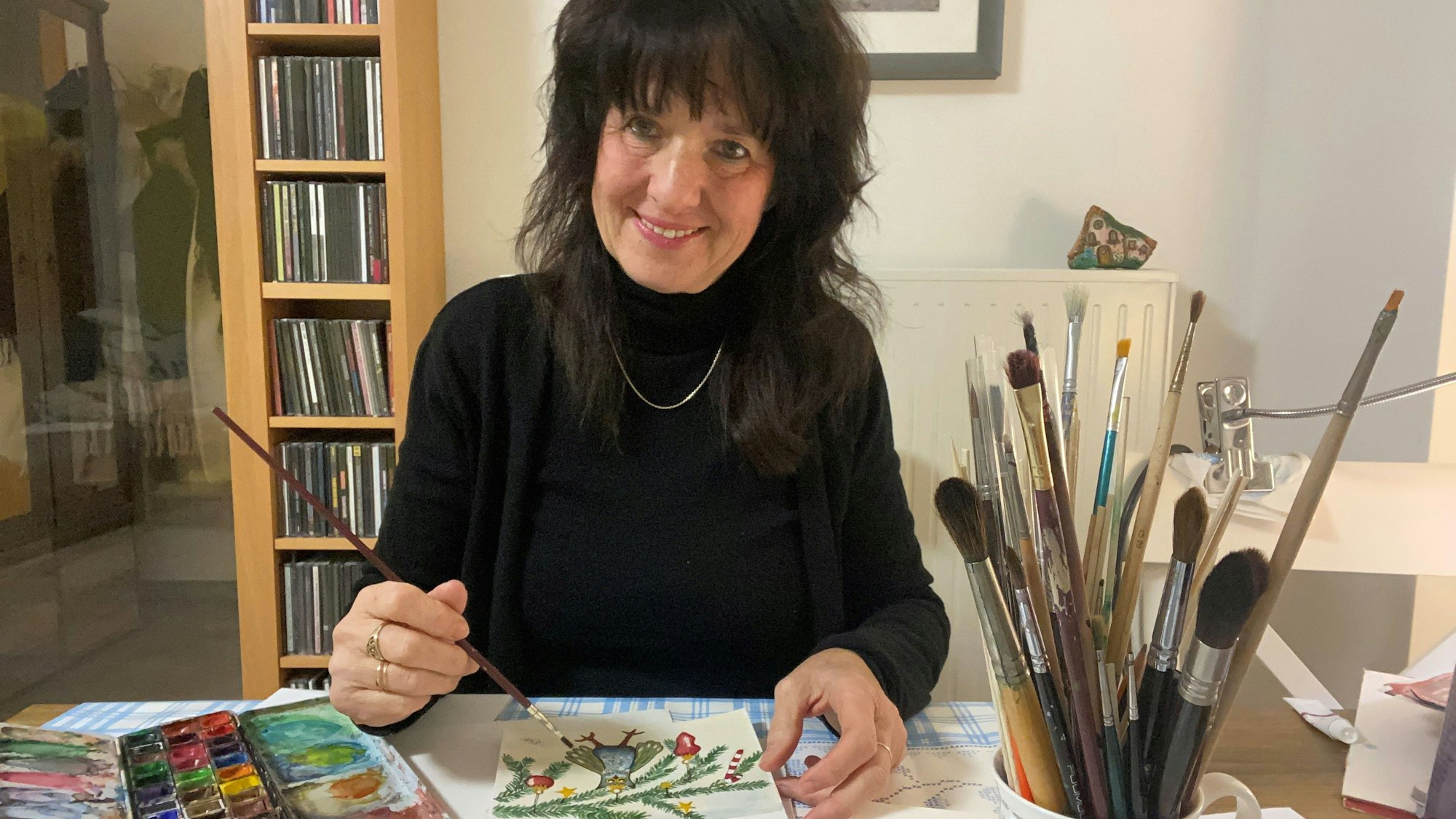 Maya-Carmen Krämer aus Reichshof-Eckenhagen sammelt Geld für die in Waldbröl ansässige Tagen Oberberg-Süd: Zurzeit verkauft sie Karten mit weihnachtlichen Motiven. Unser Bild zeigt sie bei der kreativen Arbeit.