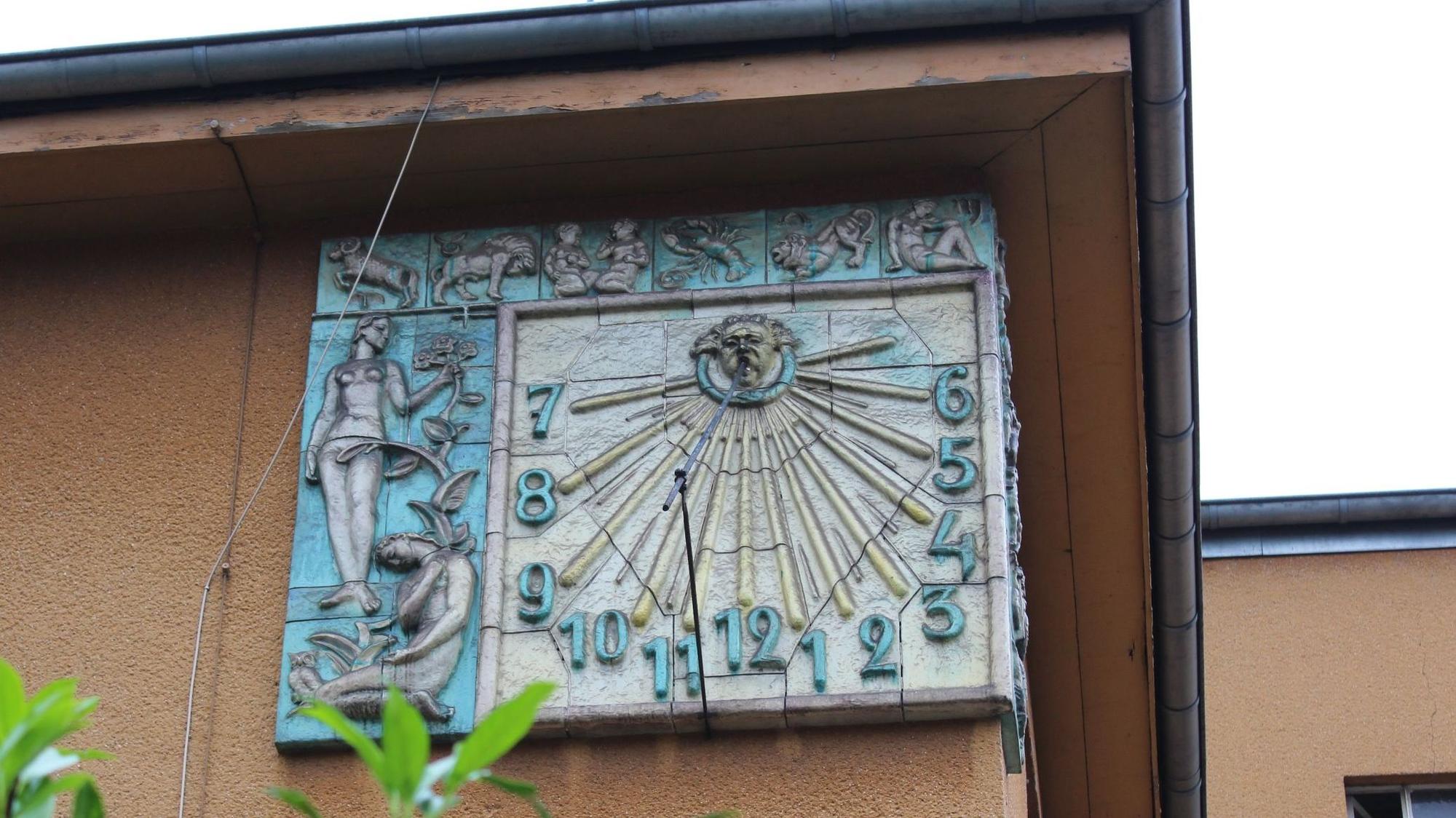 Das Bild zeigt eine Sonnenuhr des Bildhauers Franz Albermann.