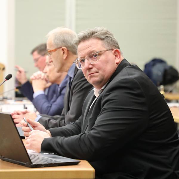 Dezernent Markus Fischer (CDU) sitzt bei einer Kreistagssitzung im Kreishaus Am Rübezahlwald am Tisch der Verwaltung.