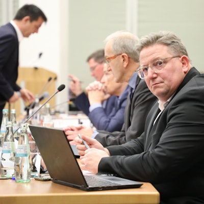 Dezernent Markus Fischer (CDU) sitzt bei einer Kreistagssitzung im Kreishaus Am Rübezahlwald am Tisch der Verwaltung.