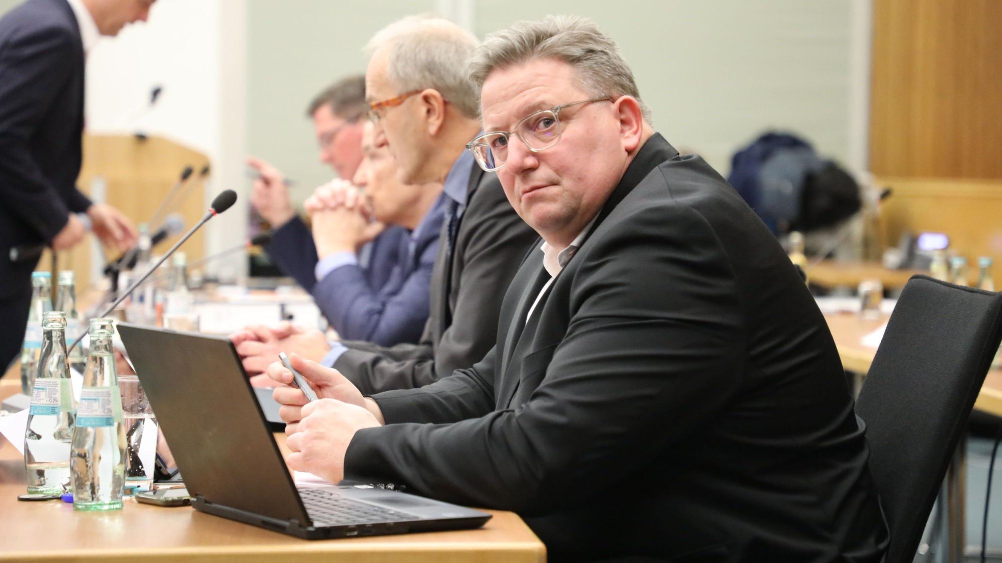 Der neue Kreisdirektor Markus Fischer sitzt vor einem Laptop in der Kreistagssitzung.