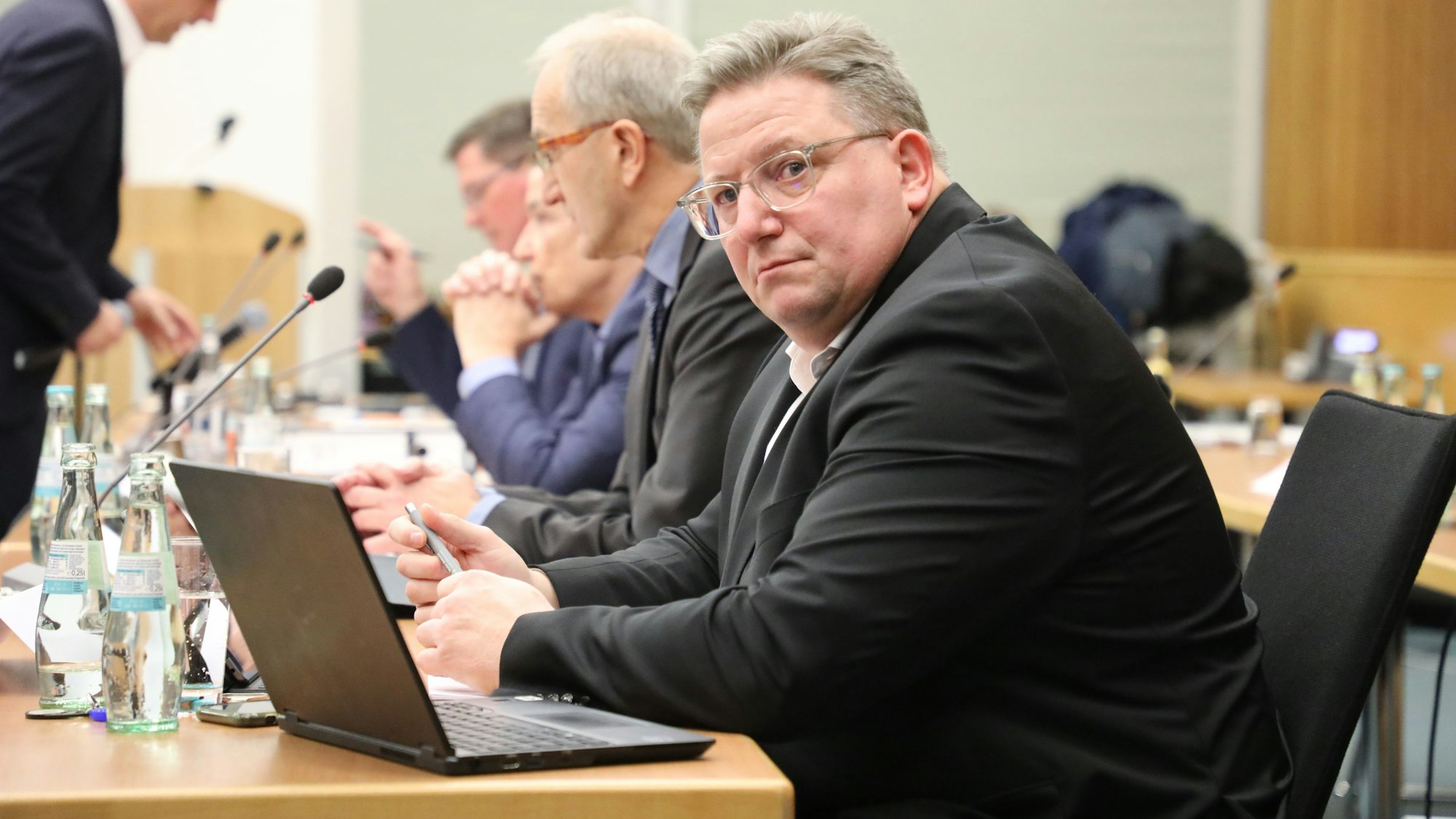 Dezernent Markus Fischer sitzt an seinem Laptop in der Sitzung des rheinisch-bergischen Kreistags am 7. Dezember 2023.