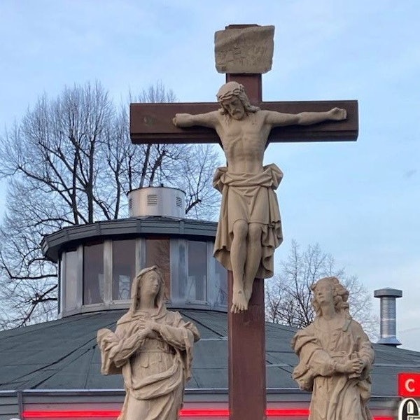 Die Christusfigur am Kalvarienberg. Ein Arm fehlt.