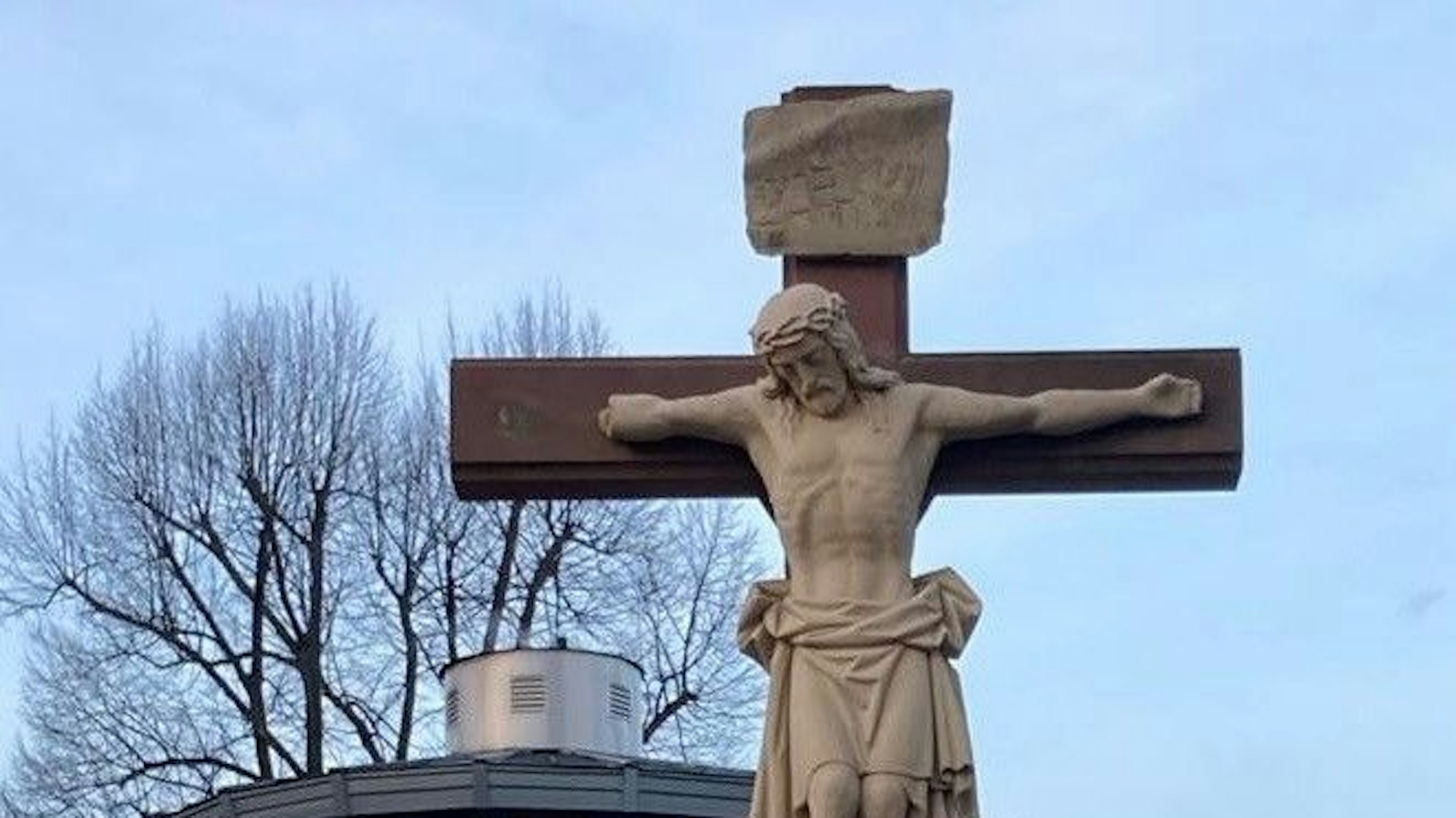 Die Christusfigur am Kalvarienberg. Ein Arm fehlt.