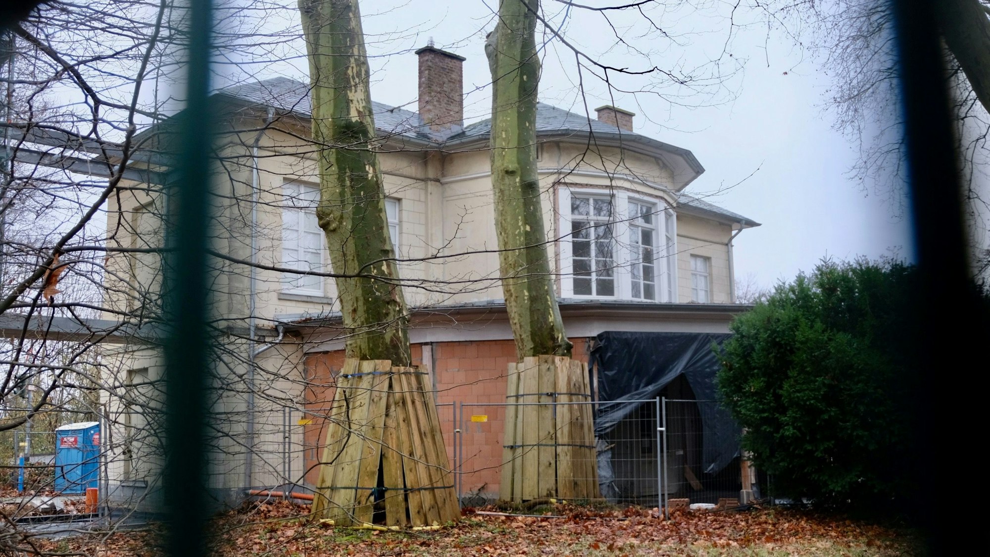 Das eingerüstete Bahnhofsgebäude