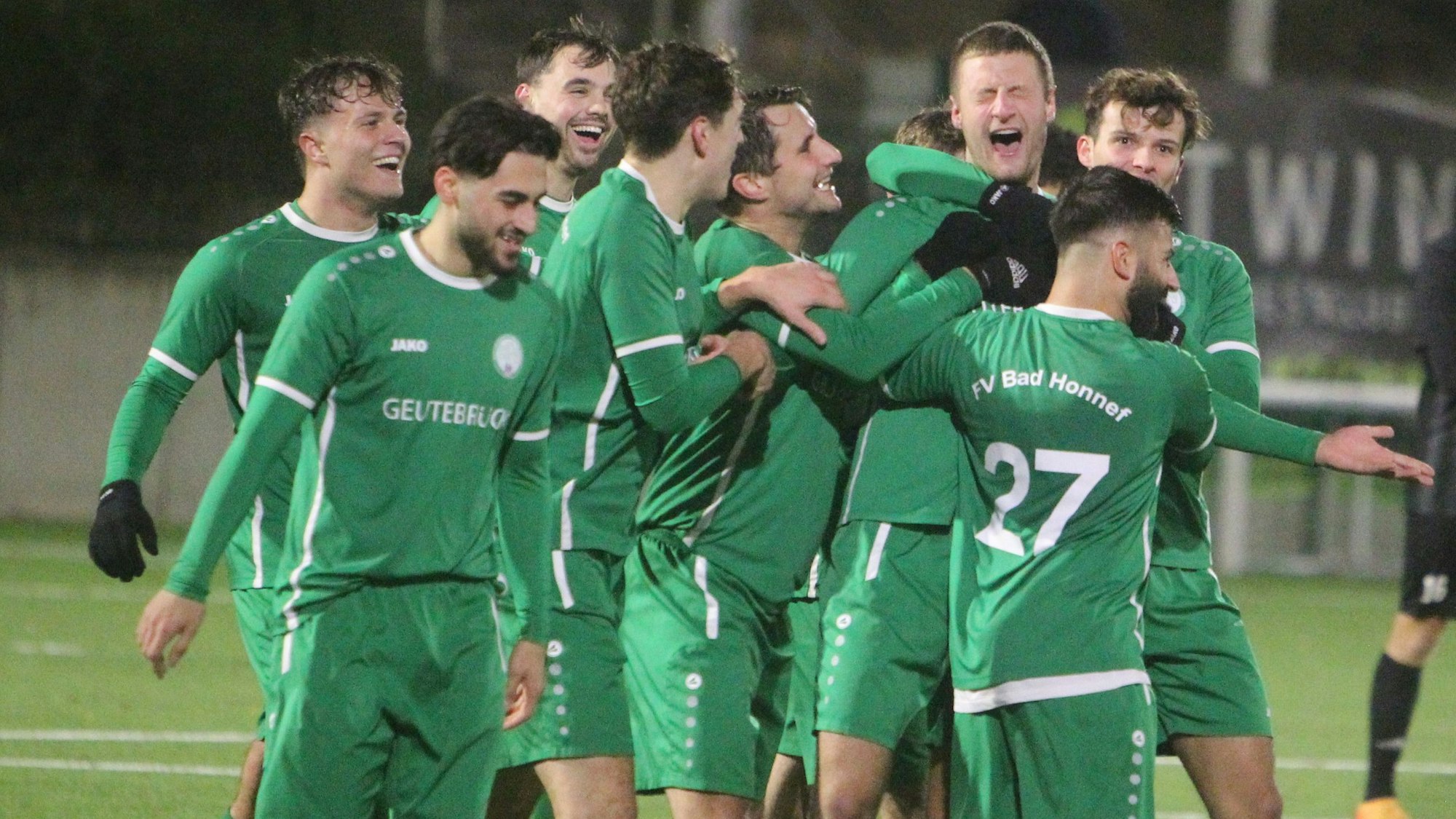 Augen zu und genießen: Philipp Strom erzielt das 2:0 und lässt sich von seinen Teamkollegen feiern.