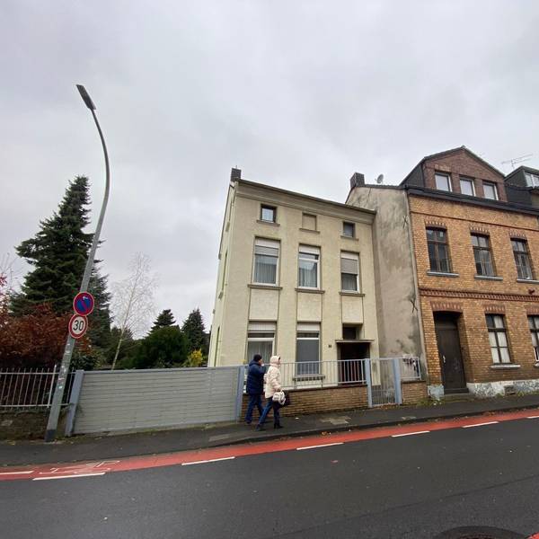 Zu sehen sind drei alte Gebäude, die für das Neubauprojekt weichen werden.