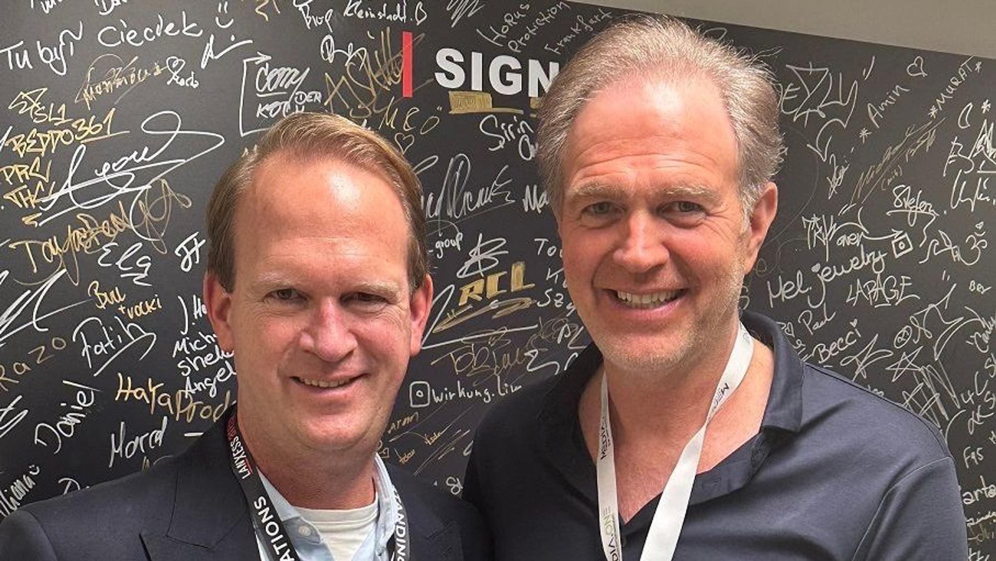 Der Geschäftsführer der Lanxess-Arena, Stefan Löcher (l.), mit Veranstalter Denis Pfannmüller