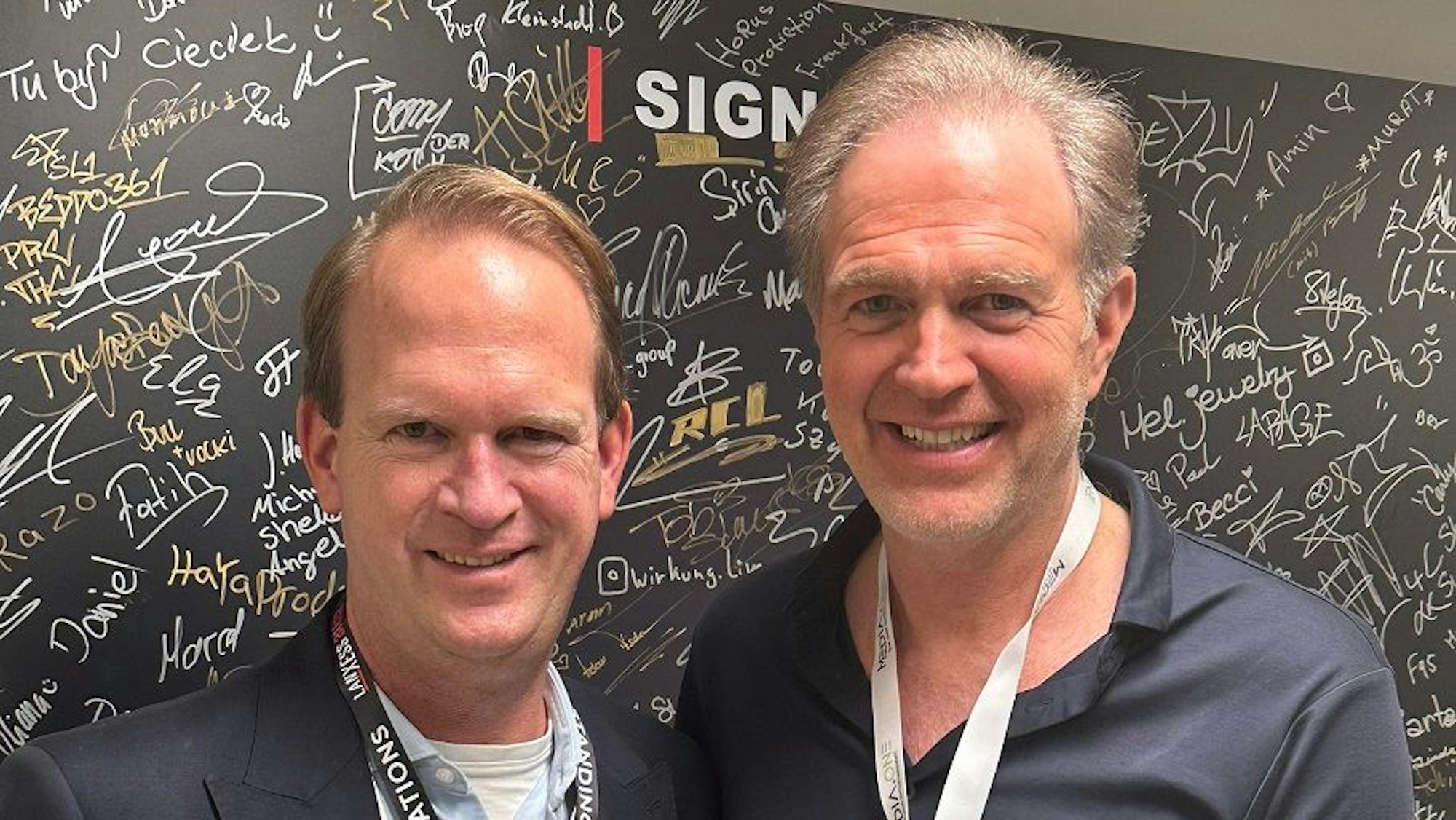 Der Geschäftsführer der Lanxess-Arena, Stefan Löcher (l.), mit Veranstalter Denis Pfannmüller