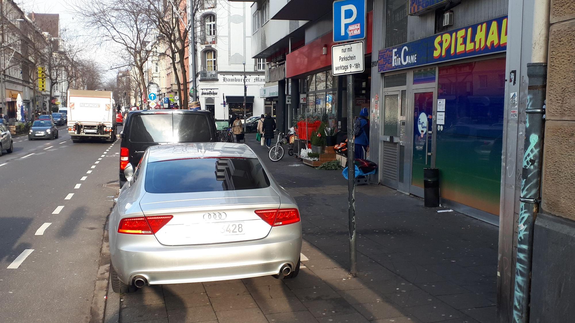 Ein Auto parkt auf dem Gehweg an der Neusser Straße in Nippes.