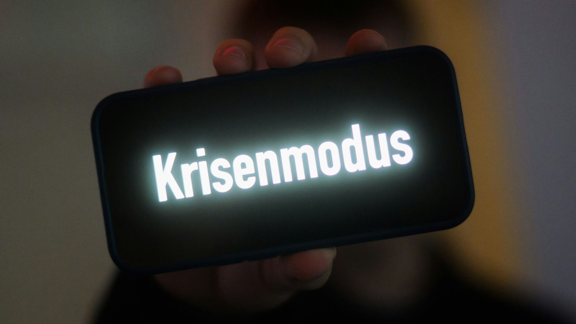 Das Wort des Jahres «Krisenmodus» steht auf einem Smartphone-Display (gestellte Szene).