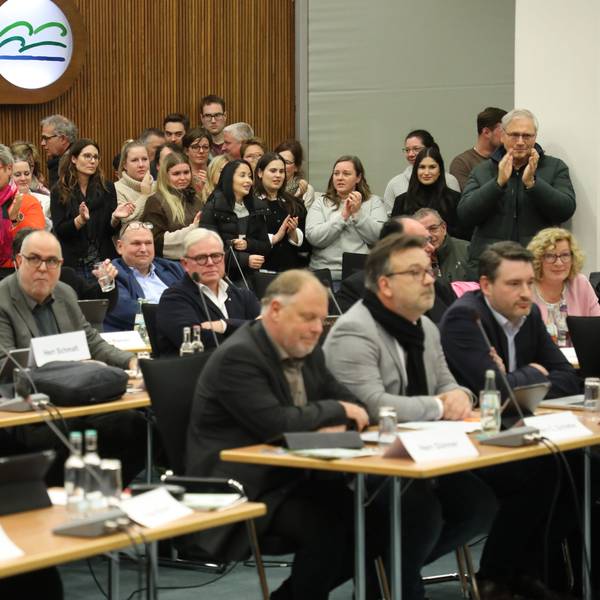 Applaus im Zuschauerraum, betretene Mienen bei CDU und Grünen