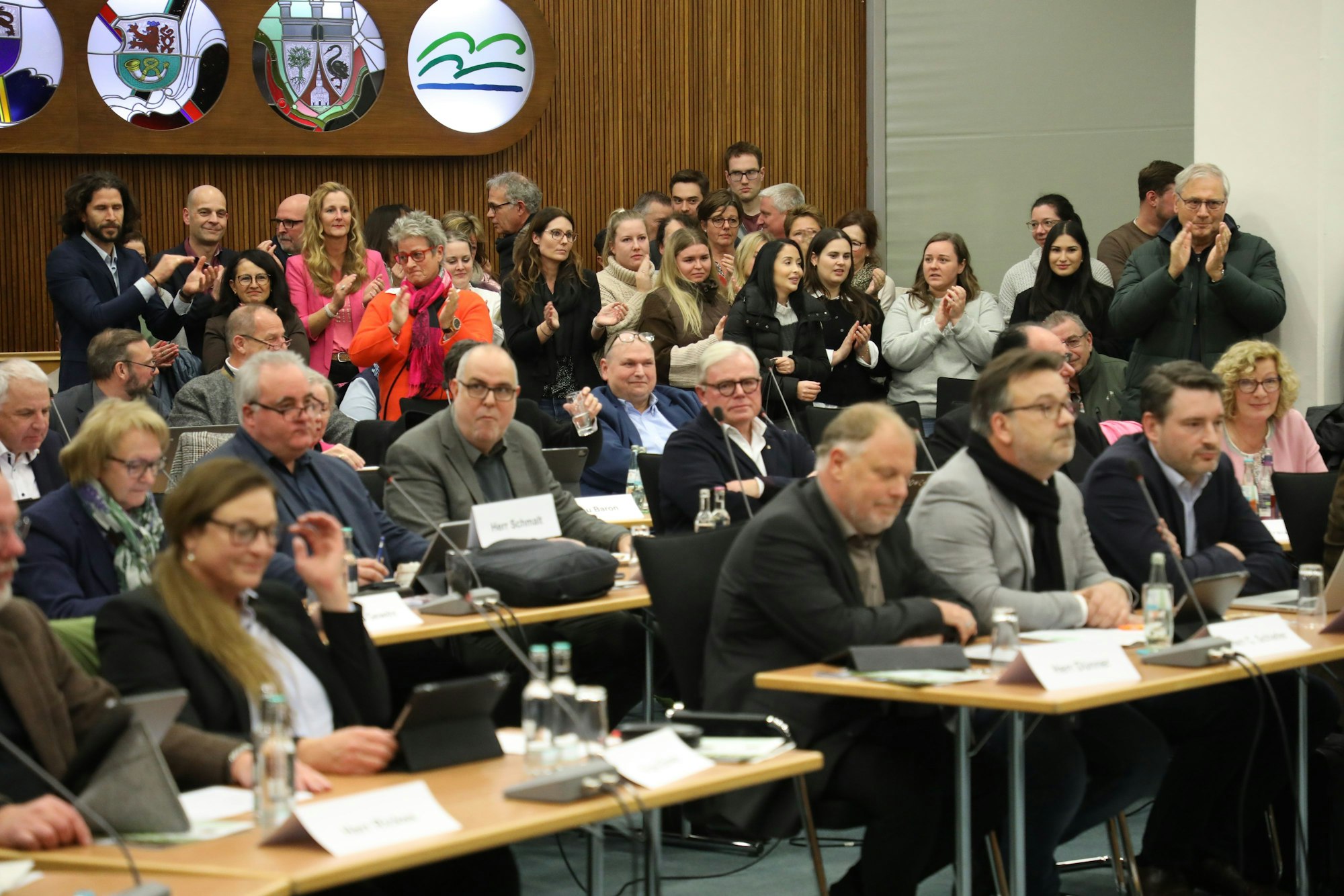 Applaus im Zuschauerraum, betretene Mienen bei CDU und Grünen