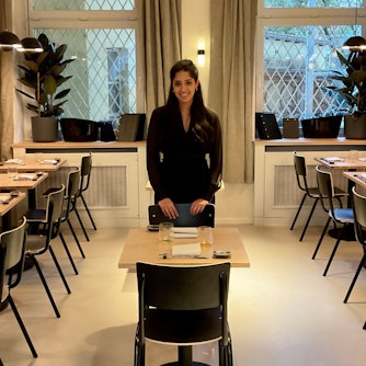 Junge Frau in einem Restaurant