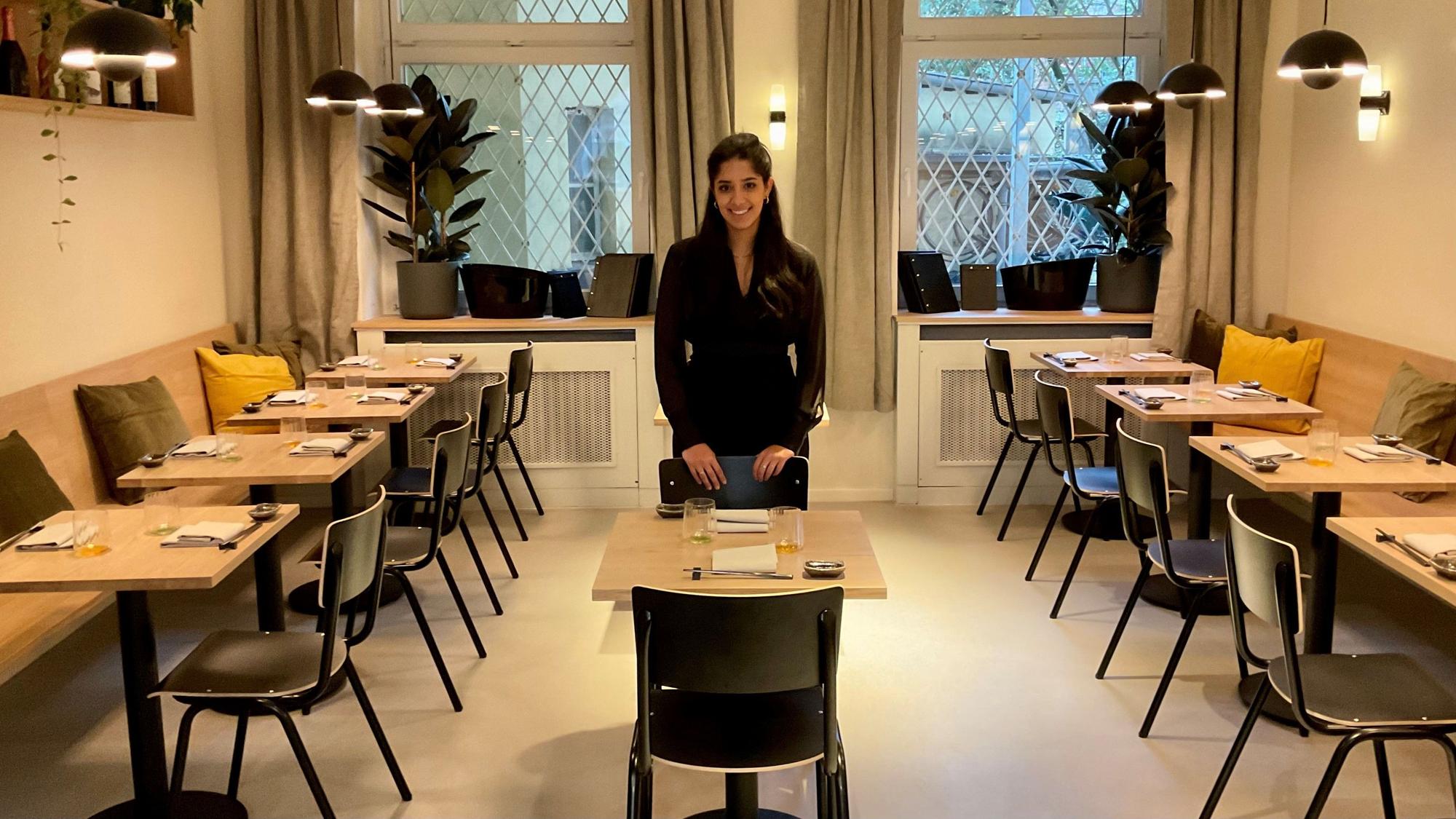 Junge Frau in einem Restaurant