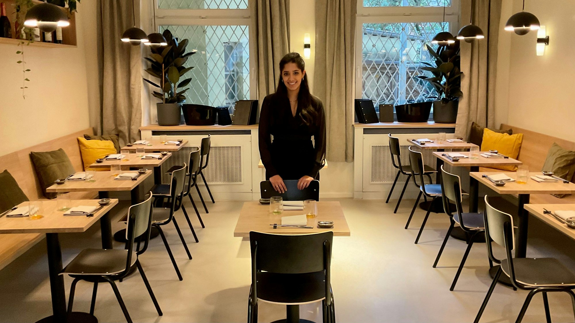 Junge Frau in einem Restaurant