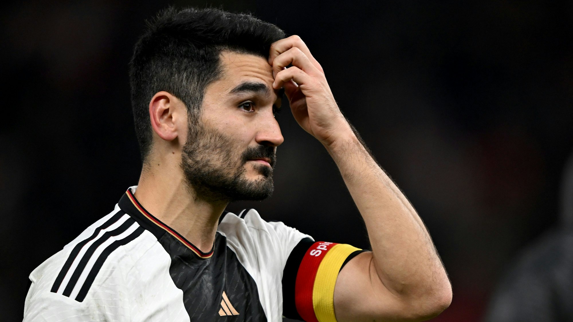 Ilkay Gündogan greift sich nach dem Spiel an den Kopf.
