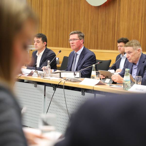 Landrat Stephan Santelmann und Kreisdirektor Dr. Erik Werdel sitzen Anfang Dezember 2023 in der Kreistagssitzung im Kreishaus des Rheinisch-Bergischen Kreises.