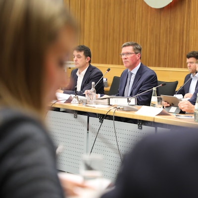 Landrat Stephan Santelmann und Kreisdirektor Dr. Erik Werdel sitzen Anfang Dezember 2023 in der Kreistagssitzung im Kreishaus des Rheinisch-Bergischen Kreises.