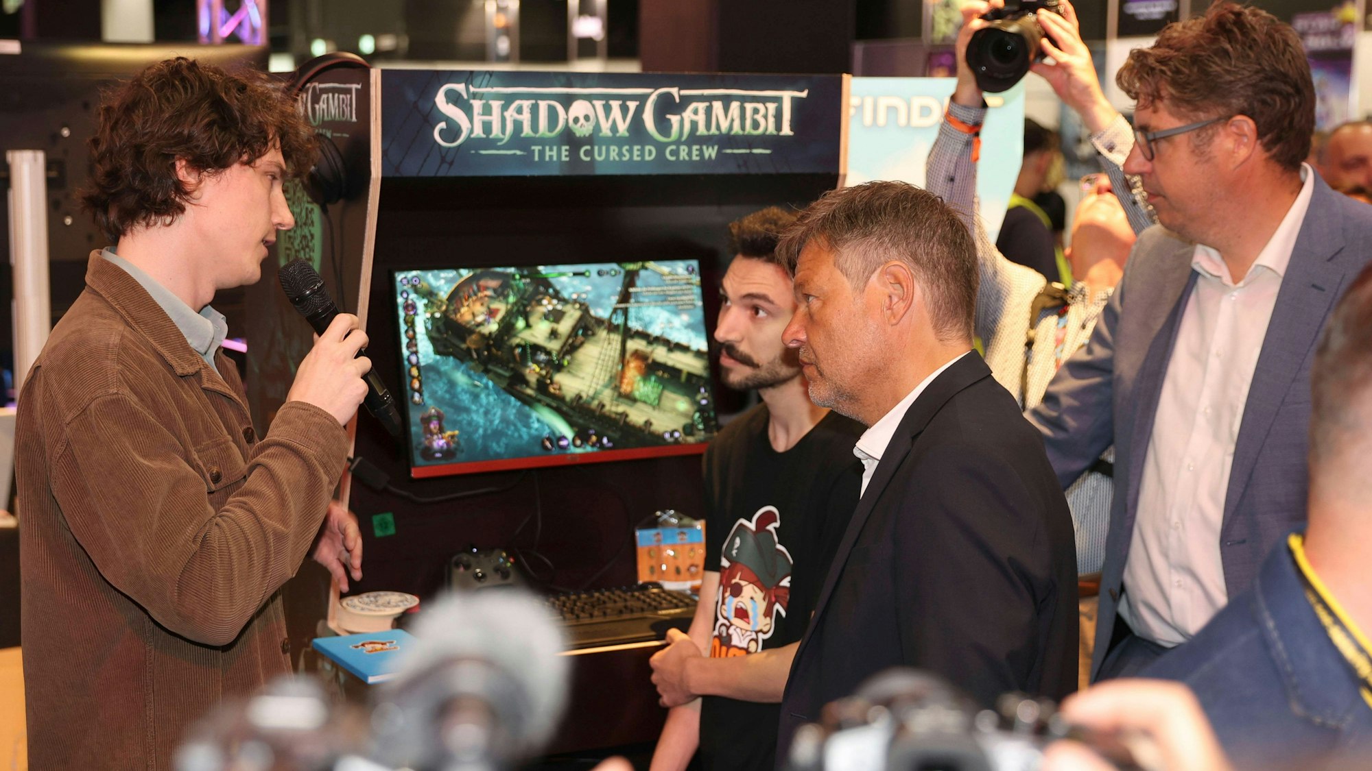 Robert Habeck und Michael Kellner am Stand von Mimimi Games beim Rundgang über die weltgrößte Computerspielmesse Gamescom 2023 in der KoelnMesse. Köln, 24.08.2023 *** Robert Habeck and Michael Kellner at the booth of Mimimi Games during the tour of the worlds largest computer game fair Gamescom 2023 at the KoelnMesse Cologne, 24 08 2023 Foto:xR.xStoffelsx/xFuturexImagex habeck_gamescom_3826