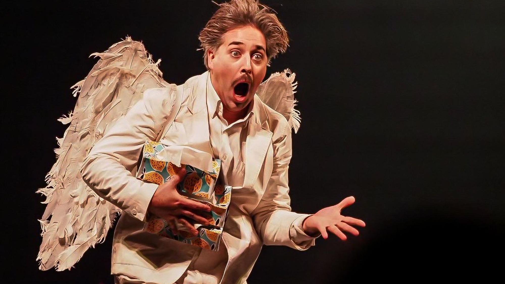 Ein als Engel verkleideter Artist der letzten Show vom Cirque Bouffon.