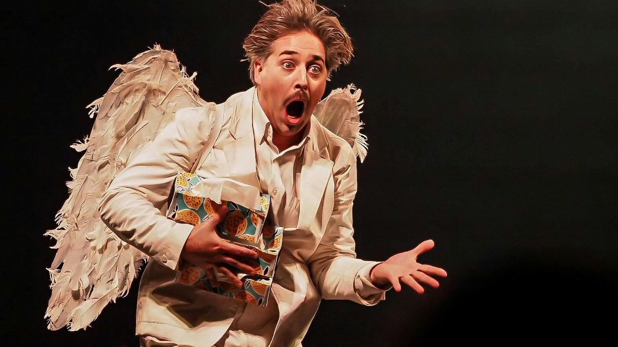 Ein als Engel verkleideter Artist der letzten Show vom Cirque Bouffon.