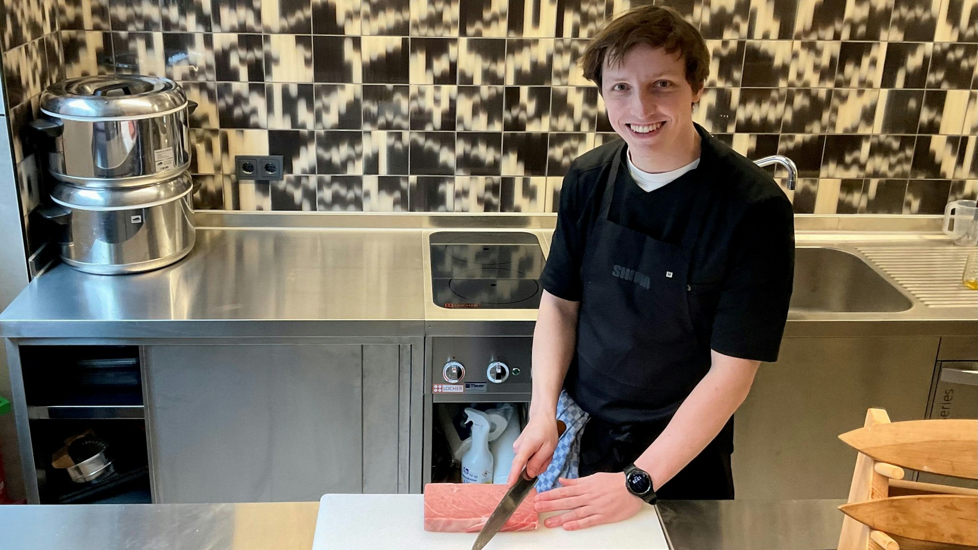 Junger Koch am Sushi-Counter