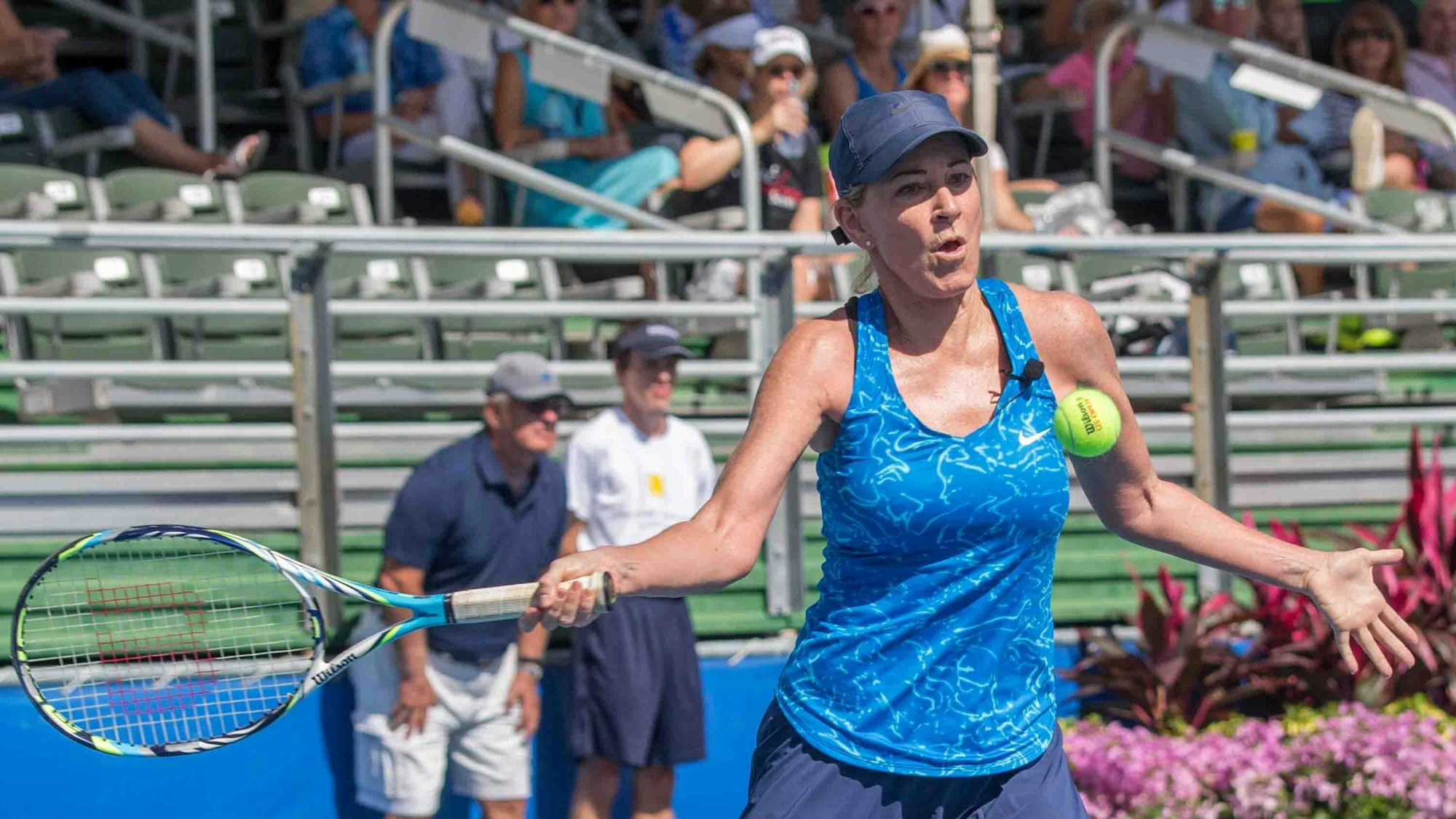 Die ehemalige US-Tennisspielerin Chris Evert spielt einen Ball im Delray Beach Stadion und Tennis Center in Florida (USA) bei einem Benefiz-Tennis-Match.