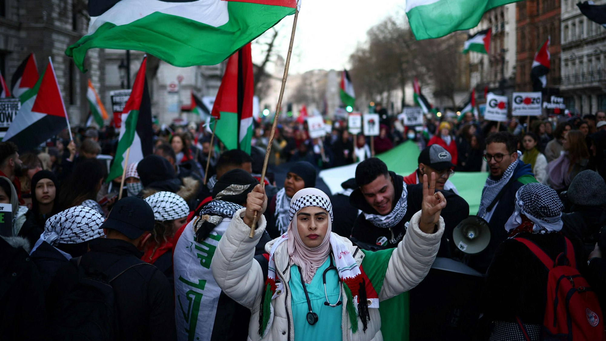 Tausende Pro-Palästina-Aktivisten laufen durch London.