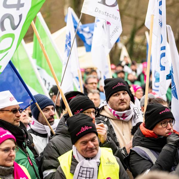 Beschäftigte im öffentlichen Dienst hatten in den vergangenen Wochen mehrfach für bessere Arbeitsbedingungen gestreikt. Auch die GDL hatte sich solidarisiert.