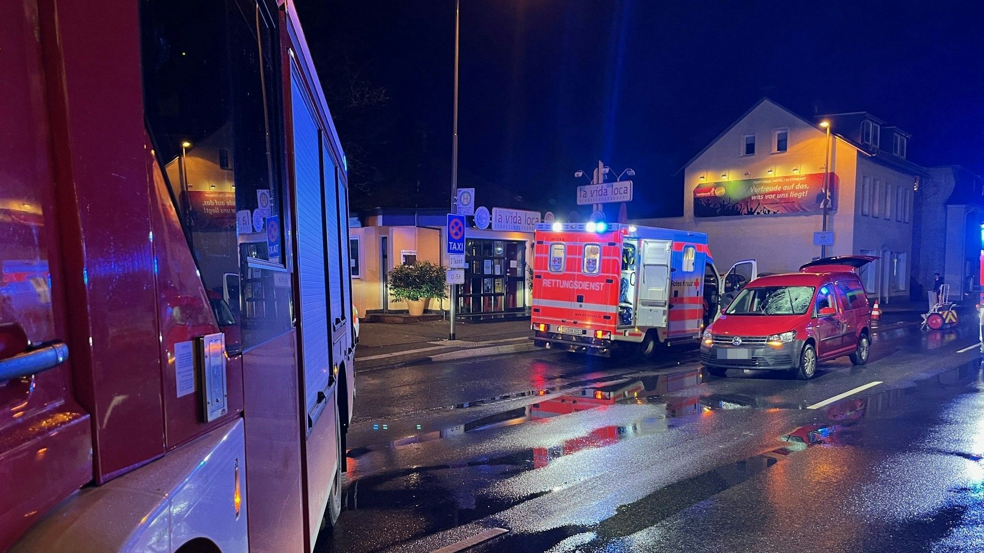 Schwerer Unfall vor der Hennefer Diskothek Schaukelkeller.