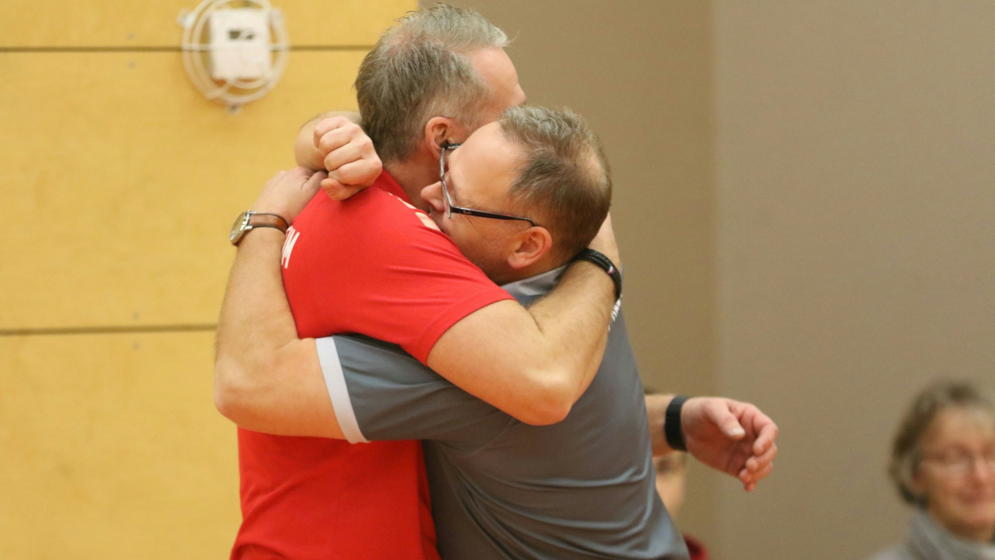 Die Trainer Peter Trimborn und Stefan Tuitje umarmen sich.