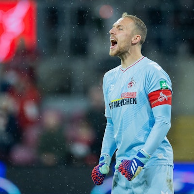 Kölns Torwart Marvin Schwäbe führte den FC als Kapitän aufs Feld.