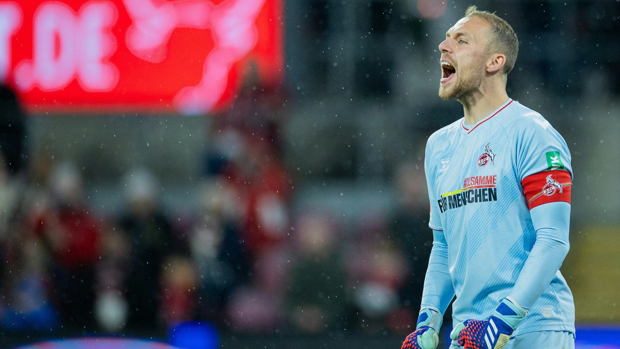 Kölns Torwart Marvin Schwäbe führte den FC als Kapitän aufs Feld.