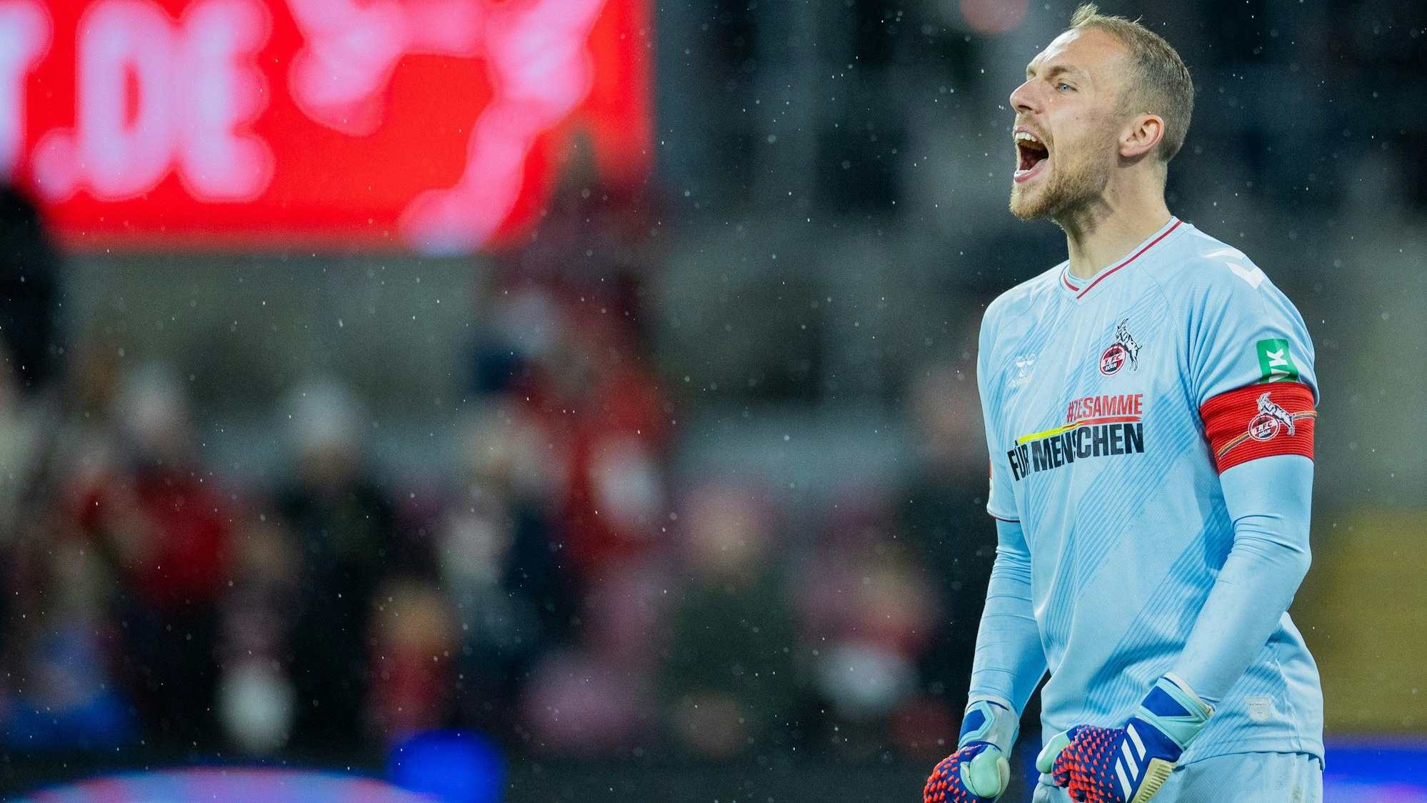 Marvin Schwäbe führte den 1. FC Köln erstmals von Beginn an als Kapitän aufs Feld.