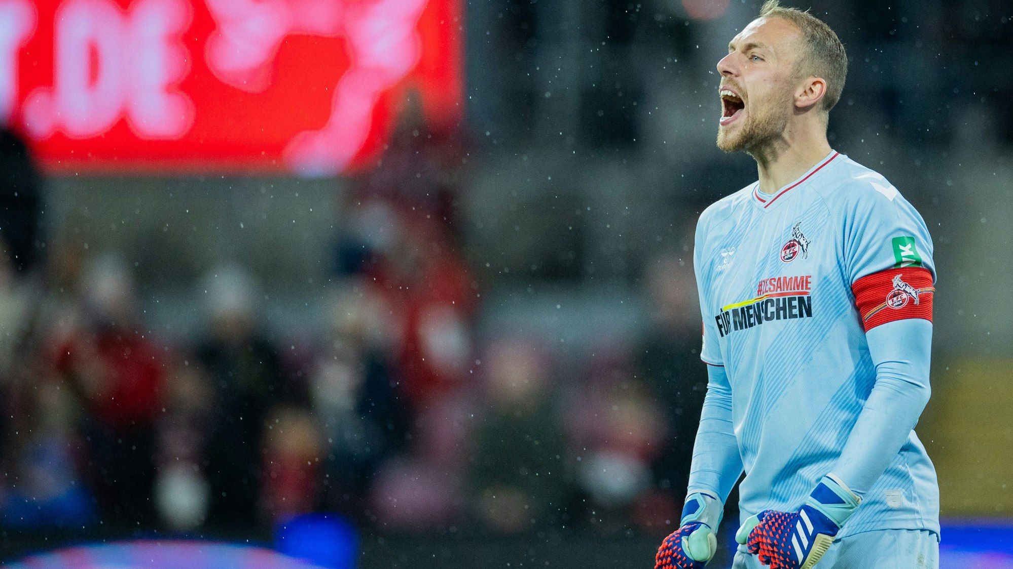 Kölns Torwart Marvin Schwäbe brüllt im Spiel gegen Mainz.