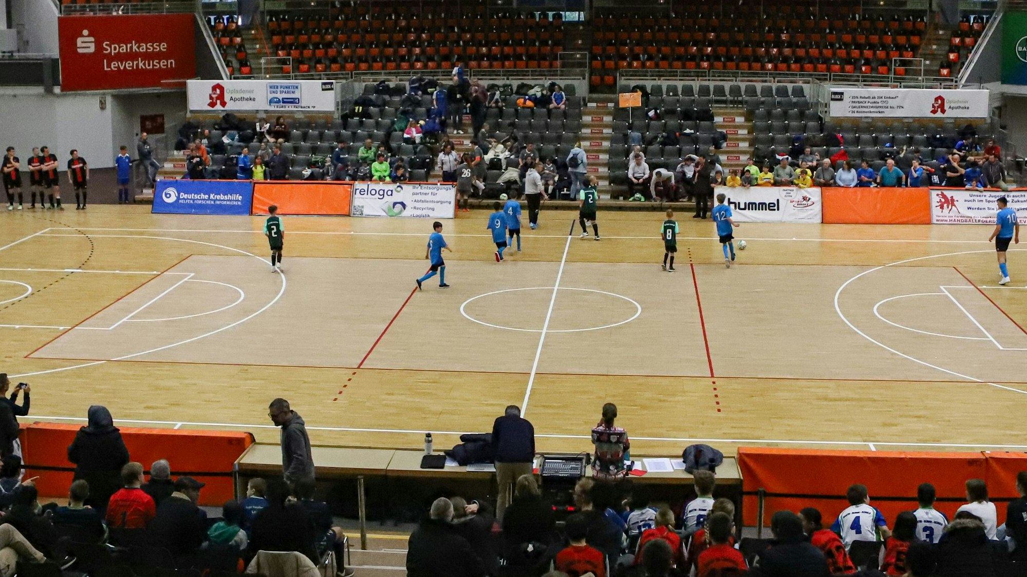 Blick auf das Spielfeld der Ostermann-Arena in Leverkusen