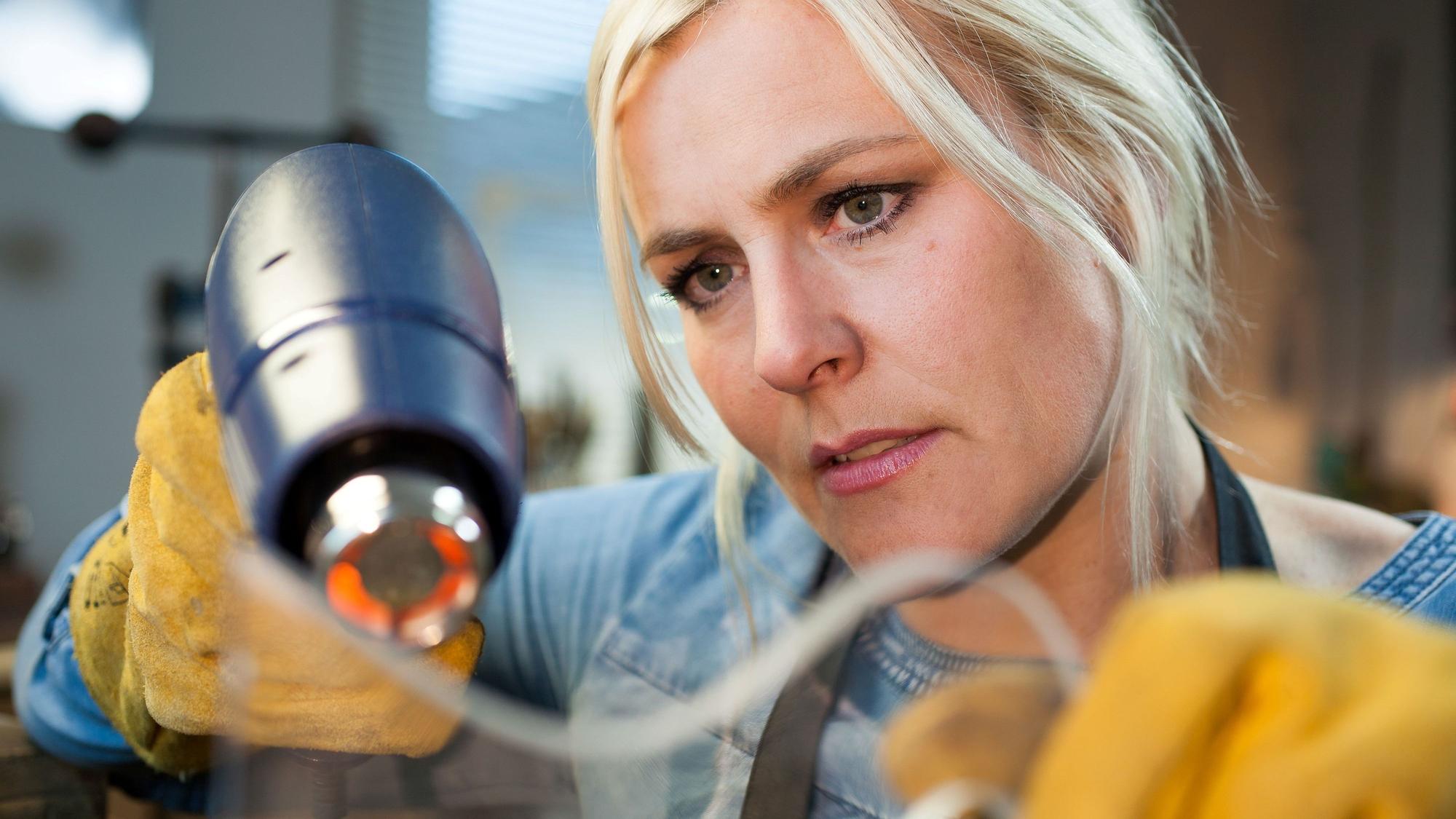 Verena Metzen aus Bad Münstereifel bei der Schmuckherstellung