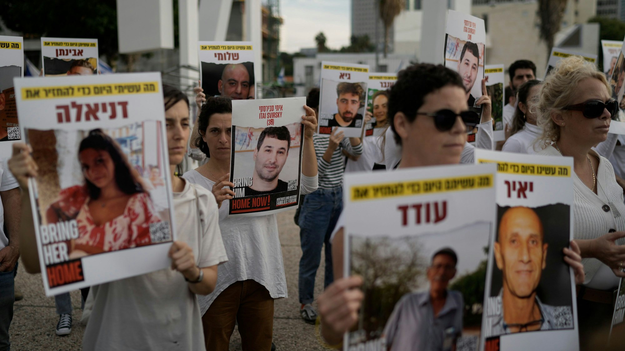 08.12.2023, Israel, Tel Aviv: Angehörige und Freunde von Geiseln, die im Gazastreifen von der palästinensischen Terrororganisation Hamas festgehalten werden, demonstrieren während des jüdischen Chanukka-Festes auf dem Geiselplatz am Kunstmuseum für ihre Freilassung. Foto: Leo Correa/AP/dpa +++ dpa-Bildfunk +++