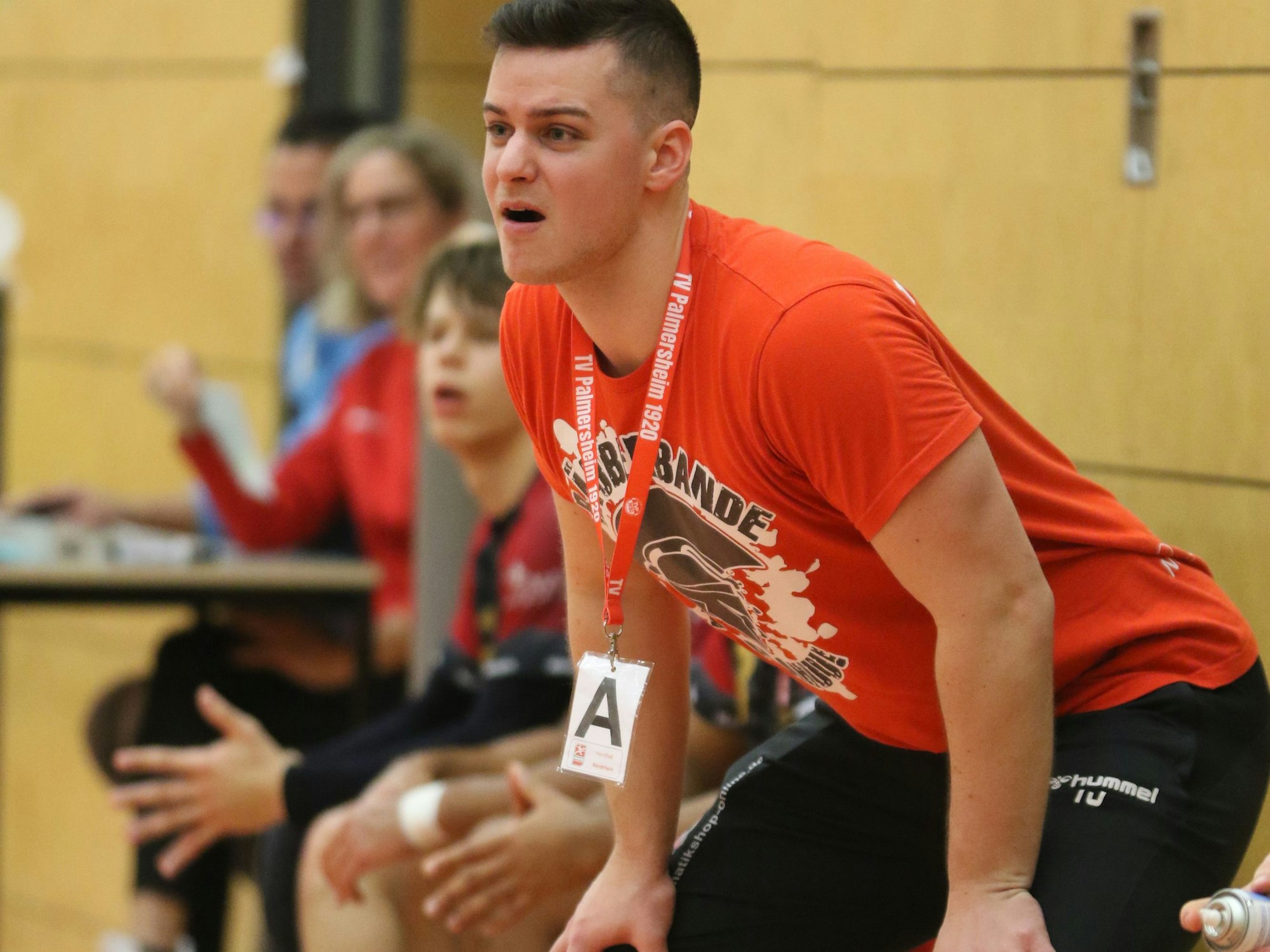 Voller Anspannung schaut Marco Mayer zu, was seine Abwehr gerade macht.