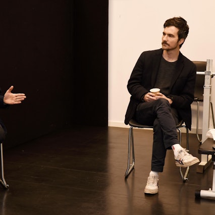 09.12.2020, Köln: Schauspiel Köln Eingang Spielstätte Depot im Carlswerk in Köln Mülheim.
v.li. Regissseur Rafael Sanchez und Schauspieler Sean McDonagh.
Foto: Csaba Peter Rakoczy