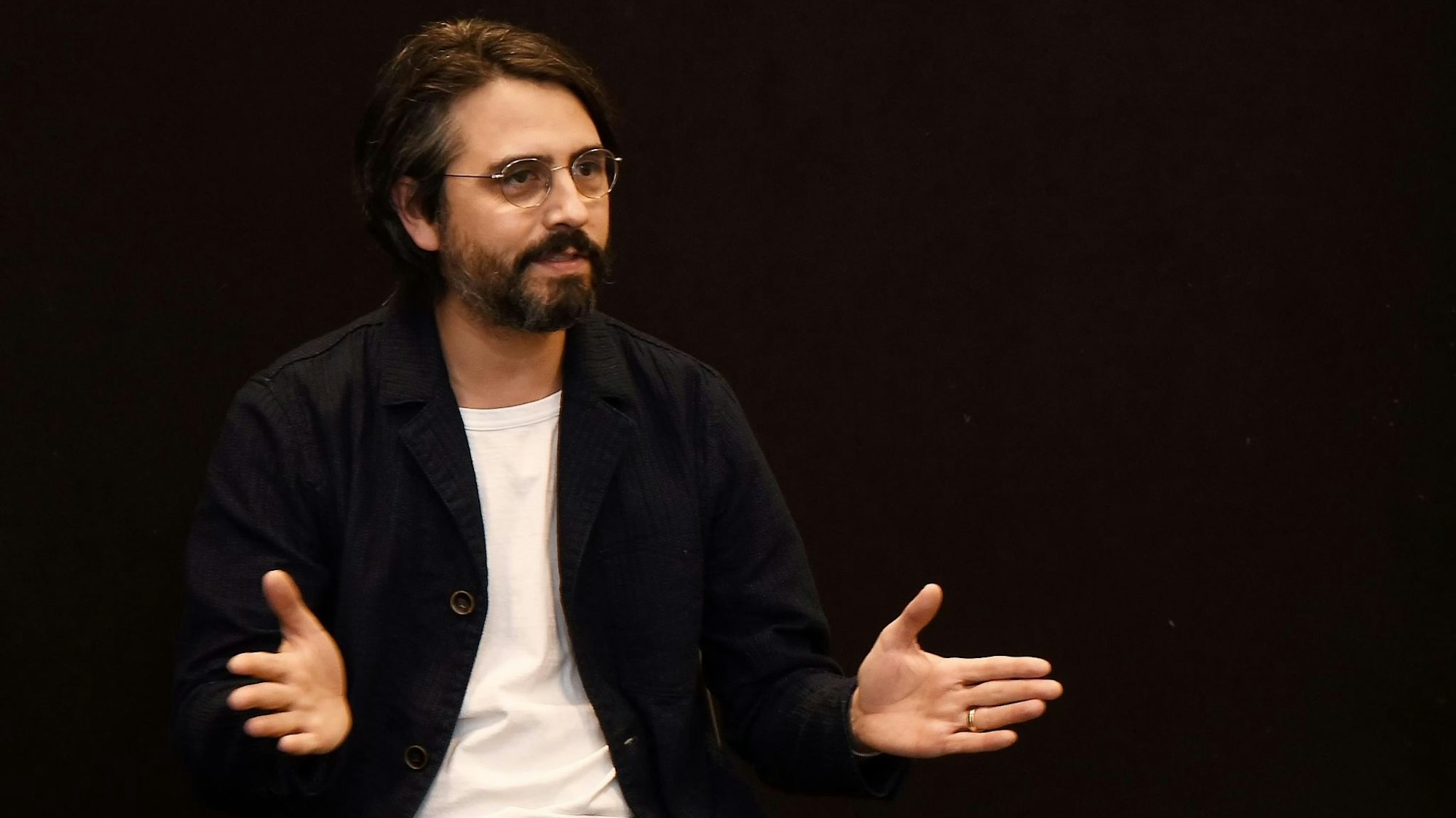 09.12.2020, Köln: Schauspiel Köln Eingang Spielstätte Depot im Carlswerk in Köln Mülheim.
v.li. Regissseur Rafael Sanchez und Schauspieler Sean McDonagh.
Foto: Csaba Peter Rakoczy