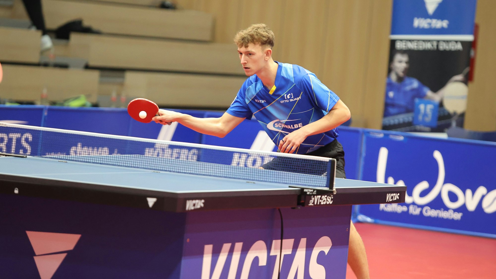 Adrien Rassenfosse steht an der Platte und spielt den Ball zurück.