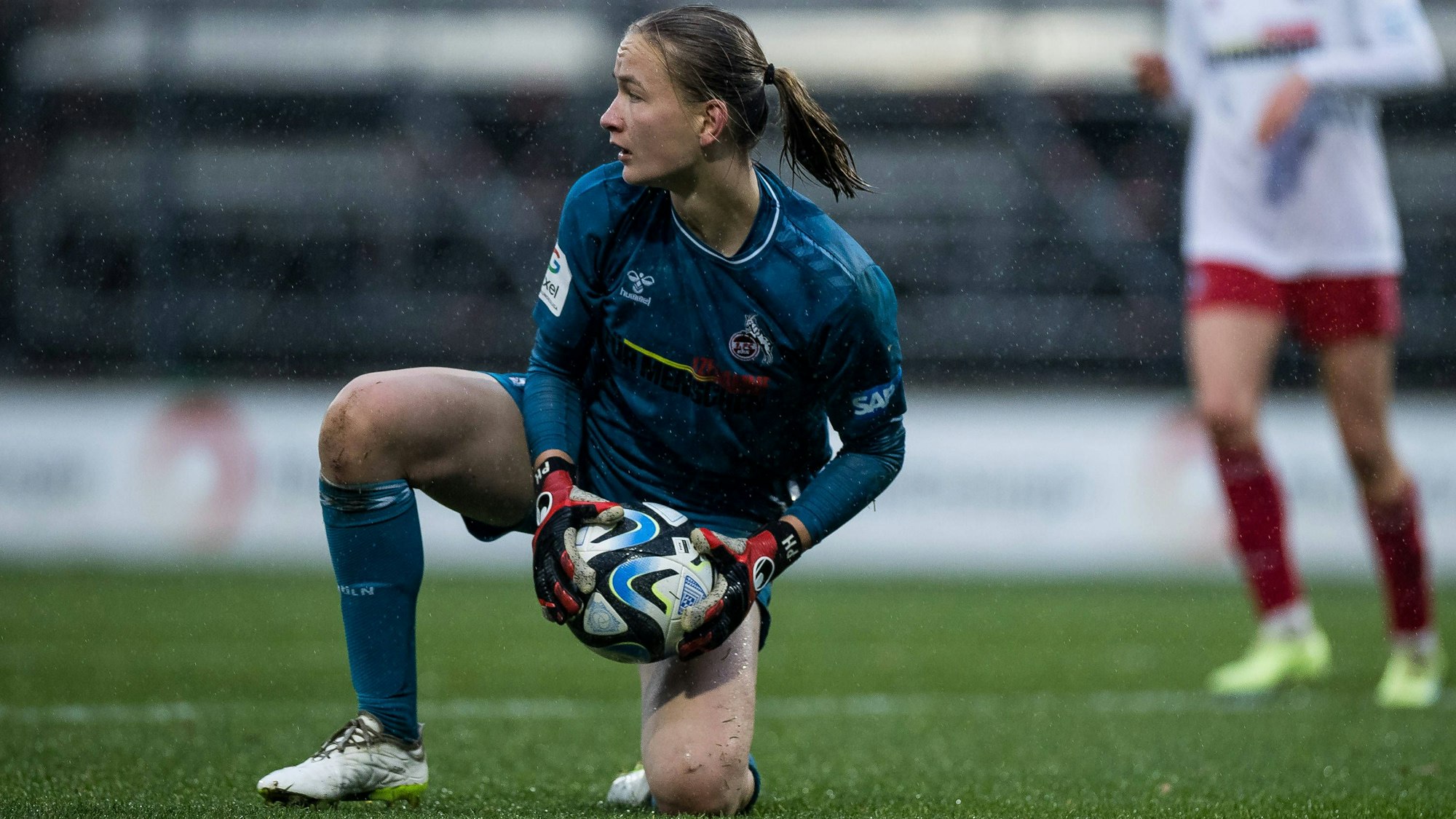 GOOGLE PIXEL Frauen Bundesliga: 1. FC Köln - VfL Wolfsburg 09.12.2ß23 Paula Hoppe 1. FC Köln, 12 hält GOOGLE PIXEL Frauen Bundesliga, 1. FC Köln - VfL Wolfsburg, Köln, Franz-Kremer-Stadion am 09.12.2023 DFB REGULATIONS PROHIBIT ANY USE OF PHOTOGRAPHS AS IMAGE SEQUENCES AND/OR QUASI-VIDEO. *** GOOGLE PIXEL Frauen Bundesliga 1 FC Köln VfL Wolfsburg 09 12 2ß23 Paula Hoppe 1 FC Köln, 12 holds GOOGLE PIXEL Frauen Bundesliga, 1 FC Köln VfL Wolfsburg, Köln, Franz Kremer Stadion am 09 12 2023 DFB REGULATIONS PROHIBIT ANY USE OF PHOTOGRAPHS AS IMAGE SEQUENCES AND OR QUASI VIDEO Copyright: xBEAUTIFULxSPORTS/Wunderlx