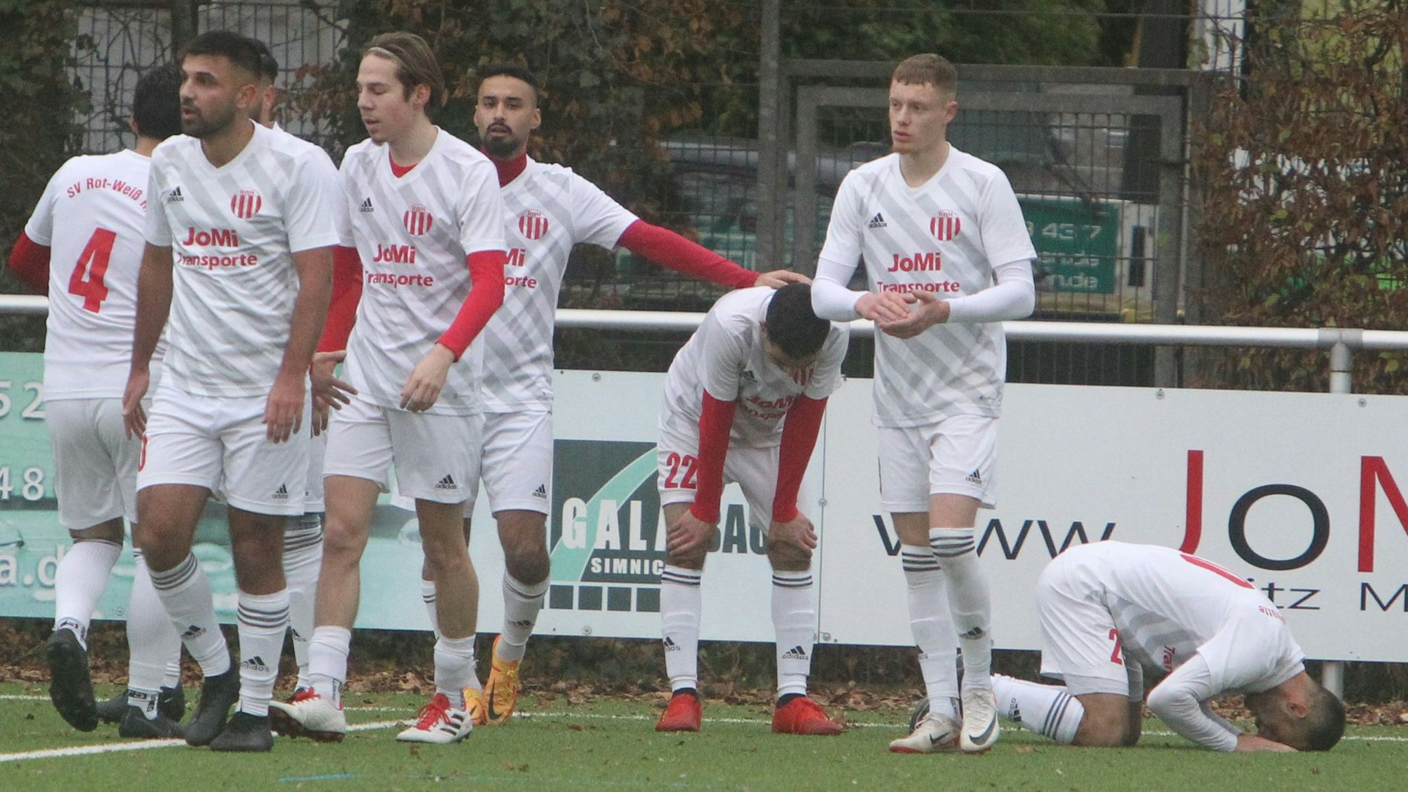 Edon Klinaku (rechts, am Boden)